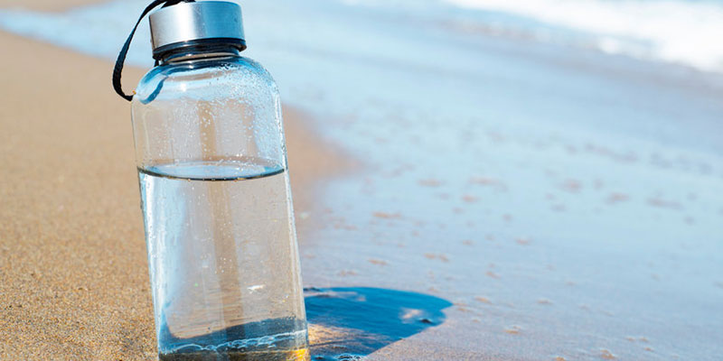 Botella de Vidrio Reutilizable en la Playa