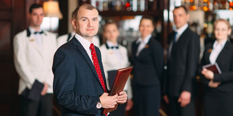 Un gerente de hotel con miembros del personal