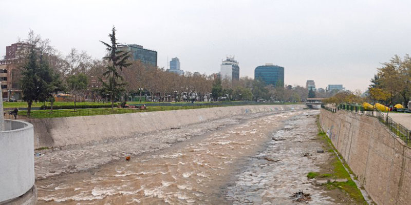 El río Mapocho fluye a través de Santiago
