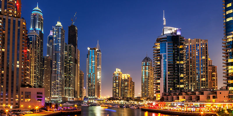 Perfil de los edificios modernos de gran altura en la Marina de Dubai, Emiratos Árabes Unidos