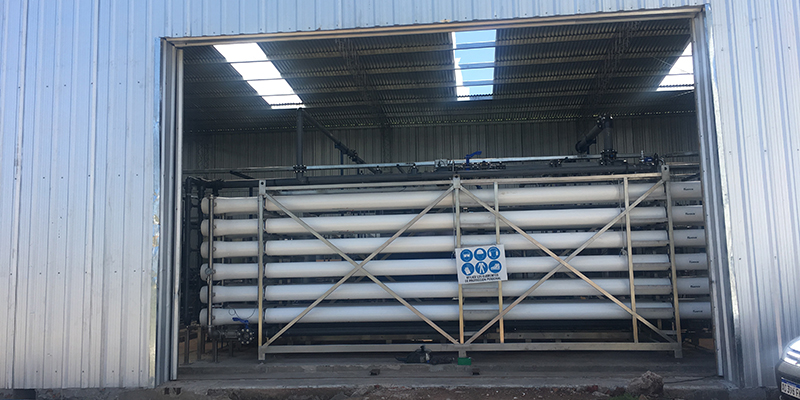 Soluções de Tratamento de Água Subterrânea por Osmose Reversa | Fluence Produção reversa de água potável por osmose a partir da água de poço