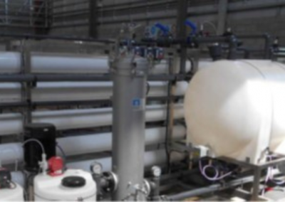 Tratamiento de efluente industrial para reúso riego de áreas verdes y en procesos que requieren agua blanda.